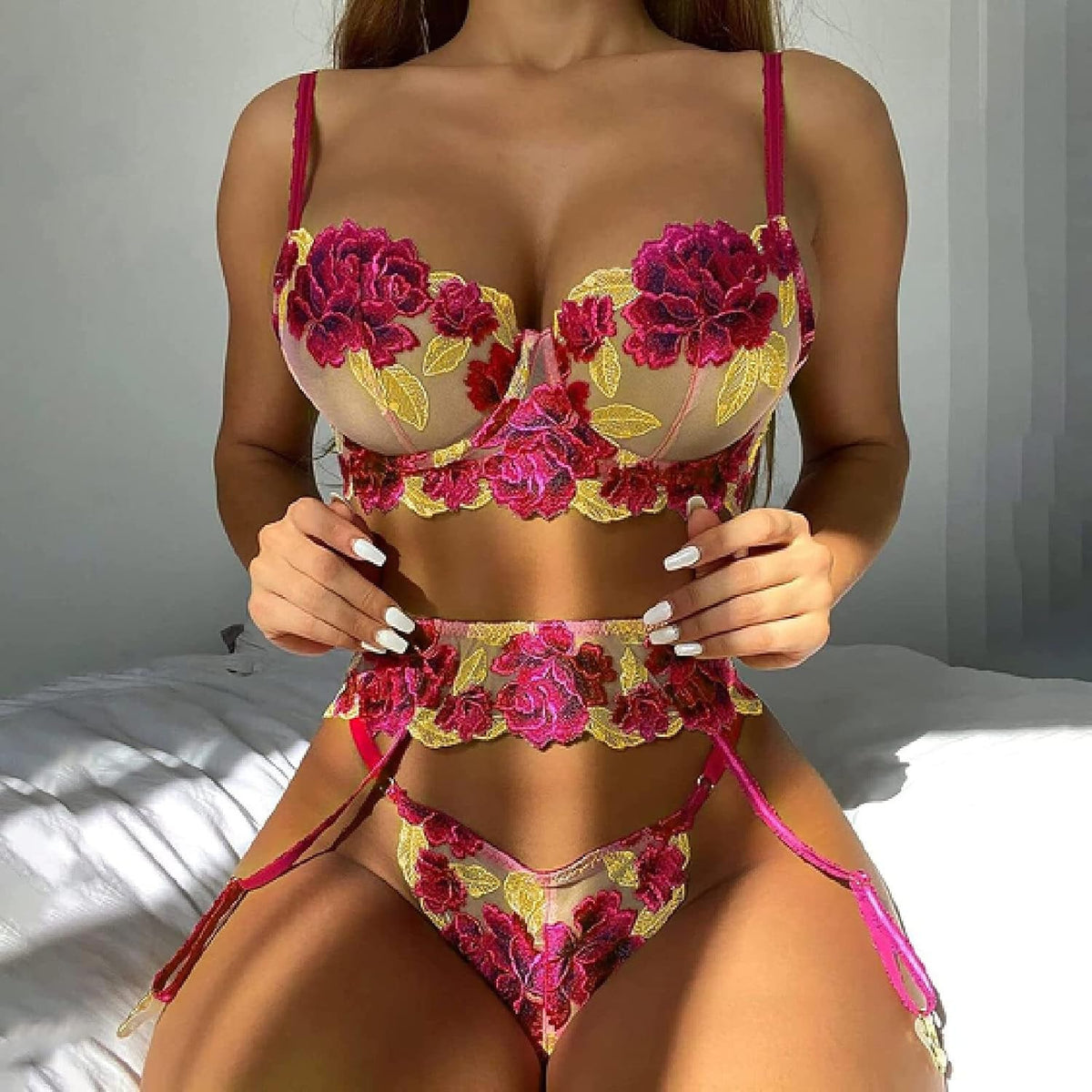 Set floral bordado con liguero
